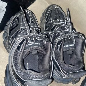 I only wore them one time I only want 500$ for the shoes I’ll send them to you